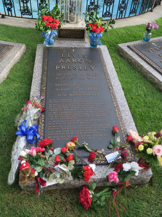 Elvis Presley Grave Memphis 