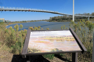 Footbridge connecting Nebraska with Iowa